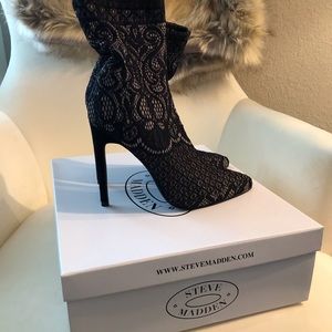 Steve Madden sz 8 Lovely black lace ankle boot